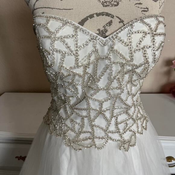 Stunning white and silver beaded gown - Picture 3 of 8